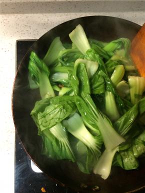 下入油菜翻炒一分钟