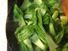 下入油菜翻炒一分钟