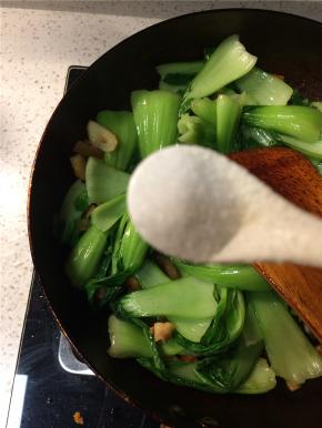 油菜变软即可加入食盐和生抽调味，翻炒均匀即可出锅