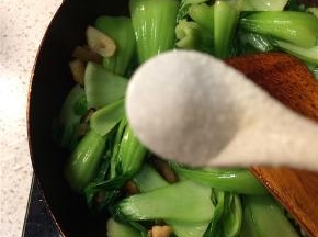 油菜变软即可加入食盐和生抽调味，翻炒均匀即可出锅
