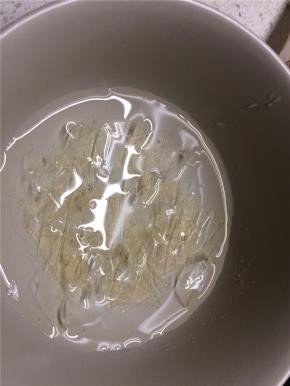 吉利丁片剪碎用冷水浸泡