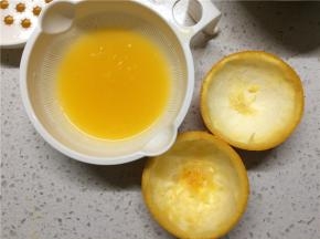 橙子对半切开，果肉榨成橙汁，两片小碗状的果皮用勺子刮干净，务必保证果皮的完整