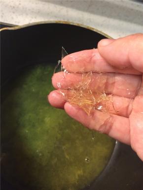 橙汁倒入小锅内小火加热，加糖调味后放入泡软后挤去水分的吉利丁片，搅拌至吉利丁片完全融化后关火