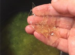 橙汁倒入小锅内小火加热，加糖调味后放入泡软后挤去水分的吉利丁片，搅拌至吉利丁片完全融化后关火