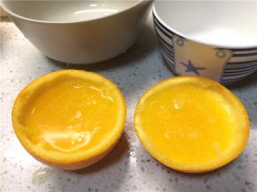 锅里的液体继续搅拌略晾凉后倒入橙子果皮，入冰箱冷藏3小时使其凝固即可。
