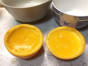 锅里的液体继续搅拌略晾凉后倒入橙子果皮，入冰箱冷藏3小时使其凝固即可。