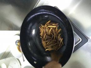 油锅坐热放入香干煸炒2分钟