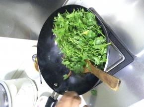 加入芹菜翻炒3分钟，加入盐和鸡精