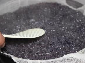 如果蒸笼盖是透明的可以清楚看见米饭变黑的过程哦！
