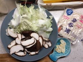 香菇洗净切厚片，白菜洗净撕成小块，蒜切片备用