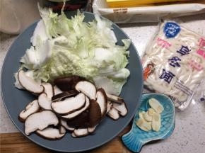 香菇洗净切厚片，白菜洗净撕成小块，蒜切片备用