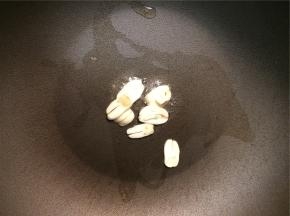 起锅热油下蒜片炒至金黄