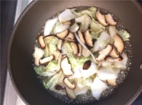 加入热水，煮开后转小火加盖慢炖3分钟，使食材的味道更多地进入汤底。