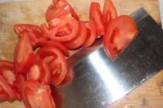 将西红柿洗净切块