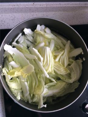 煮一锅开水加入一勺盐和少许食用油，水开后下入白菜，水再次沸腾后即可捞出。