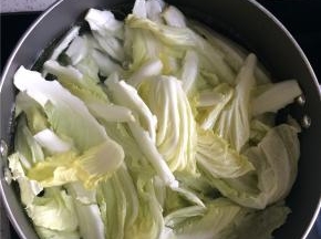 煮一锅开水加入一勺盐和少许食用油，水开后下入白菜，水再次沸腾后即可捞出。