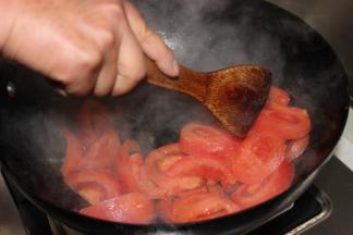 热锅倒油煸炒西红柿