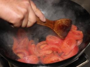 热锅倒油煸炒西红柿
