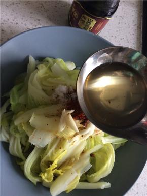 热一勺食用油，均匀地浇在调料上。