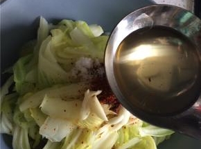 热一勺食用油，均匀地浇在调料上。