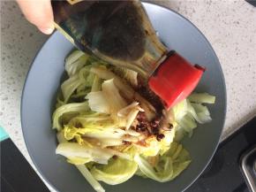 趁热倒入一点陈醋，拌匀即可