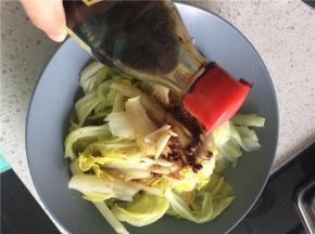 趁热倒入一点陈醋，拌匀即可