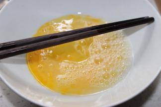 等汤的同时将蛋搅匀，可稍稍加一些水