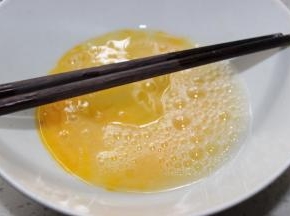 等汤的同时将蛋搅匀，可稍稍加一些水