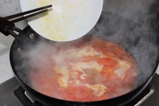 汤开后将蛋液均匀倒入锅中