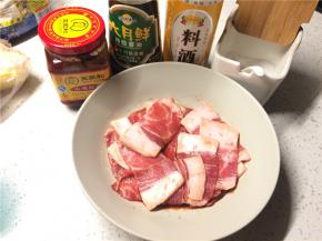 猪肉切片，加入红腐乳汁、生抽、料酒、白糖搅拌均匀，务必使每一片肉都均匀地裹上料汁，保鲜膜封好放冰箱腌制过夜。