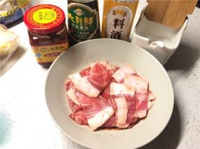 猪肉切片，加入红腐乳汁、生抽、料酒、白糖搅拌均匀，务必使每一片肉都均匀地裹上料汁，保鲜膜封好放冰箱腌制过夜。