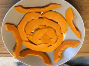 南瓜切片垫在盘底