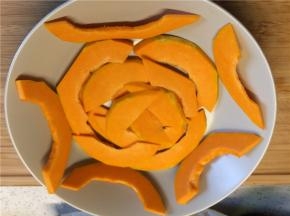 南瓜切片垫在盘底