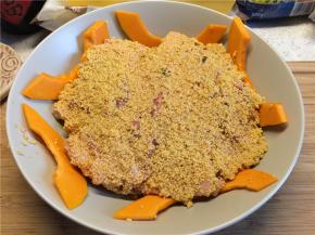 将腌好的小米肉片一层一层均匀地码在南瓜上面