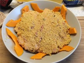 将腌好的小米肉片一层一层均匀地码在南瓜上面