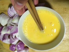 洋葱洗净切块，鸡蛋加少许水搅匀