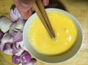 洋葱洗净切块，鸡蛋加少许水搅匀