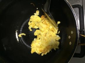 油锅坐热倒入蛋液成型后划成块盛出