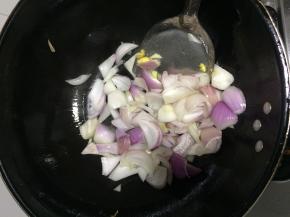 添加少许油炒洋葱2分钟至变软加入蛋块