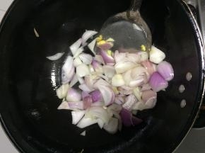 添加少许油炒洋葱2分钟至变软加入蛋块