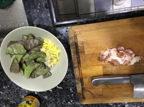 五花肉切小块，葱姜切小片，扁豆洗净从边缘撕开，面另用小奶锅，加入几滴食用油煮至半熟后转小火