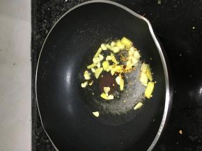 油烧热转小火，放入姜蒜、辣椒碎翻炒至爆香