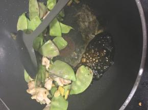 放入生抽、料酒在一侧烧热后，与五花肉、扁豆混合翻炒