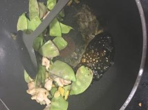 放入生抽、料酒在一侧烧热后，与五花肉、扁豆混合翻炒