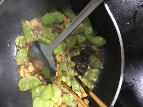 加入豆瓣酱翻炒