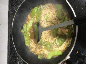 加入之前煮好的面，使其充分浸泡在汤汁中，转小火焖至收汁