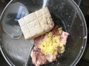 白萝卜削皮切丝，五花肉切成肉末，姜切成细末；五花肉和豆腐（不用切），姜末，鸡精，盐混合