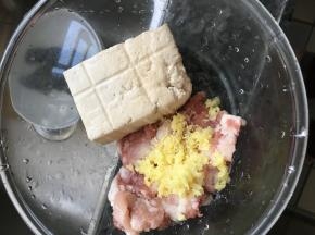 白萝卜削皮切丝，五花肉切成肉末，姜切成细末；五花肉和豆腐（不用切），姜末，鸡精，盐混合