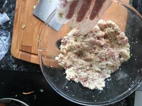 肉、豆腐揉碎，豆腐一定要捏到特别碎，捏丸子的时候才不易散，