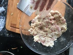 肉、豆腐揉碎，豆腐一定要捏到特别碎，捏丸子的时候才不易散，